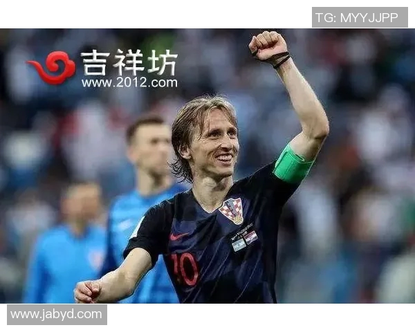 邓弗姆林与恩华利斯的精彩对决揭示足球战术与团队合作的魅力